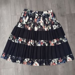 Banana Republic, Size 10, Pleated Skirt, Floral, Black